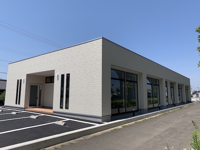 スマートな外観の事務所用テナント