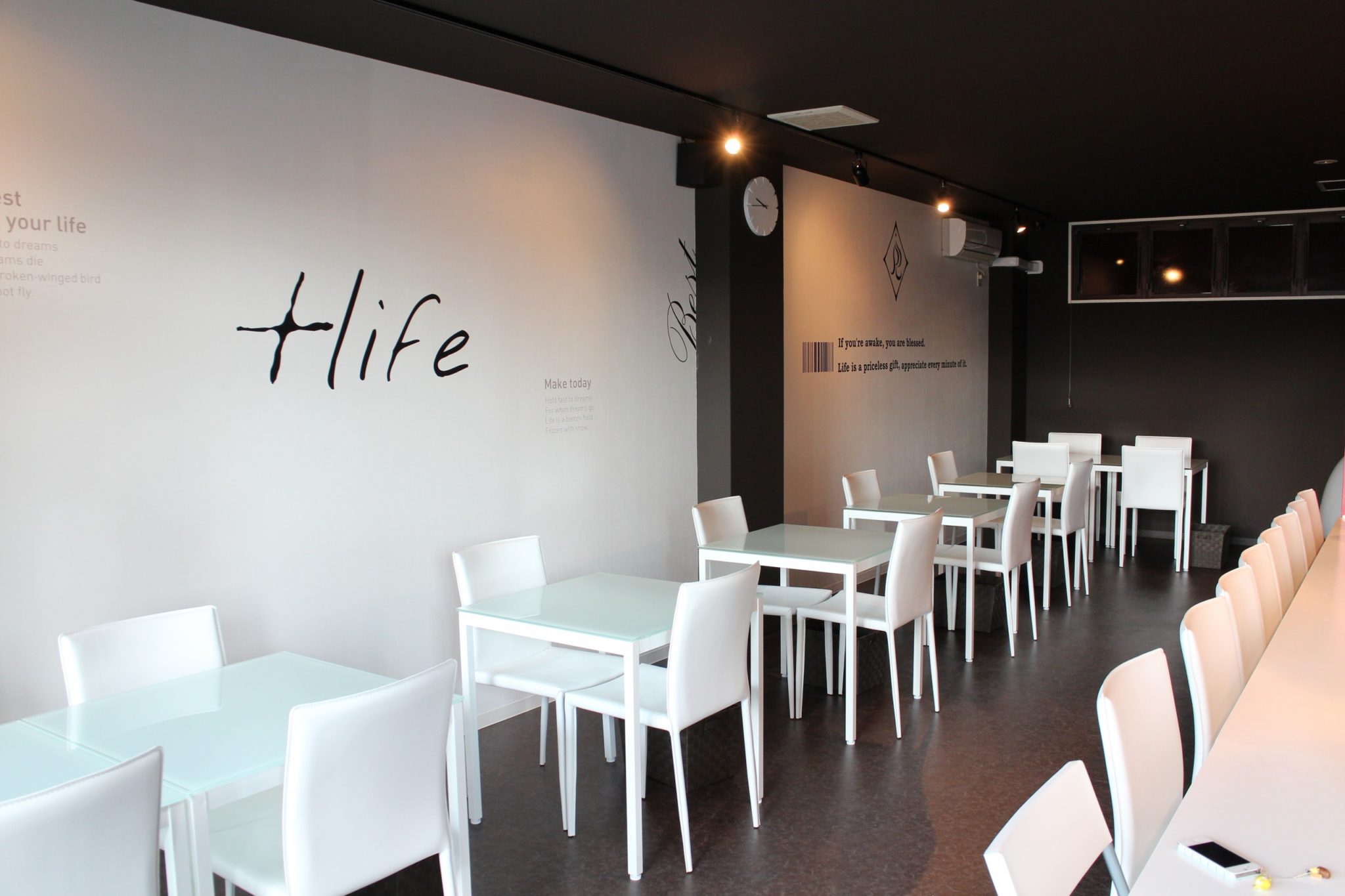 赤色が映えるカフェ